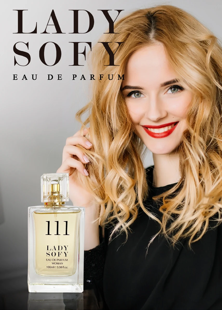 Mujer sosteniendo un perfume de la colección Lady Sofy