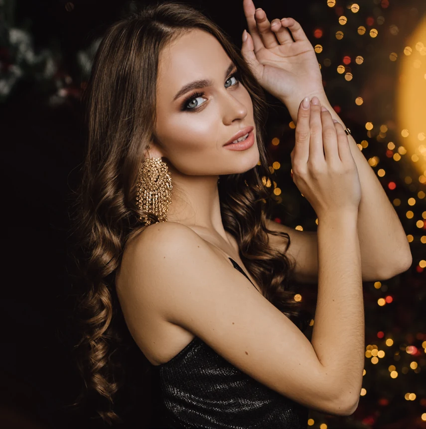 Mujer elegante en un ambiente nocturno